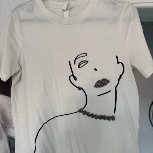 T-shirt  - T-shirt från H&M storlek S. 