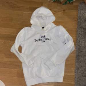 En jättefin vit Peak Performance hoodie. Köpt för 599kr säljer för 250kr. Storlek 160-165cm. 