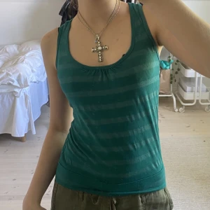 Y2K linne  - Gulligt y2k linne, vintage bershka. Grönblått med glitter detaljer. Köps via Swish (frakt 54 kr) eller köp nu 💋