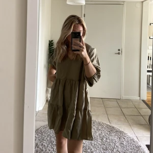 grön klänning - säljer den här söta klänningen från zara då den inte kommer till användning. nypriset är 399❤️