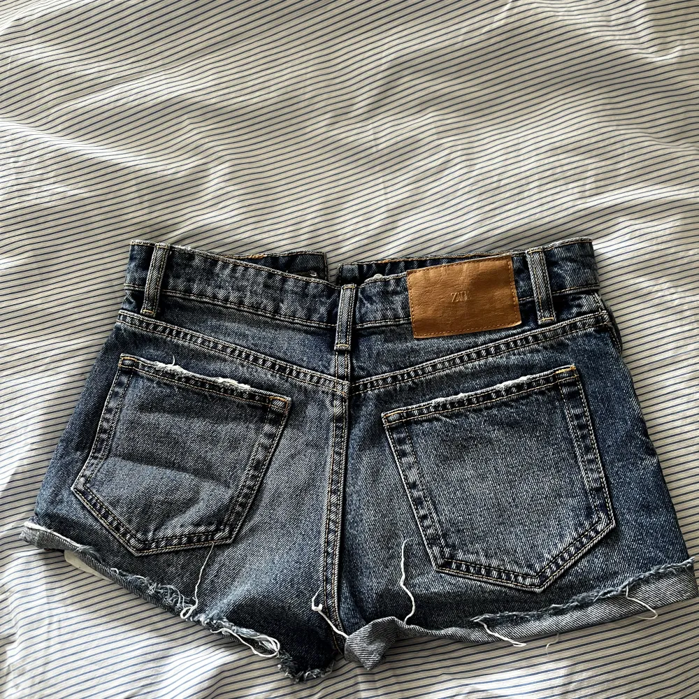 As snygga jeansshorts från zara i storlek 32😍 säljer då jag måste rensa min garderob. Passar mig som vanligtvis har xs🫶🏼 mid waist. Shorts.