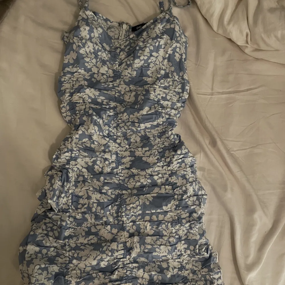 jätte fin söt blå vit blommig klänning 💓💓 . Klänningar.