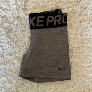 Nike hotpants strl S - Hotpants från Nike i träningsmaterial, strl S 🩶Väldigt bra skick 🥰