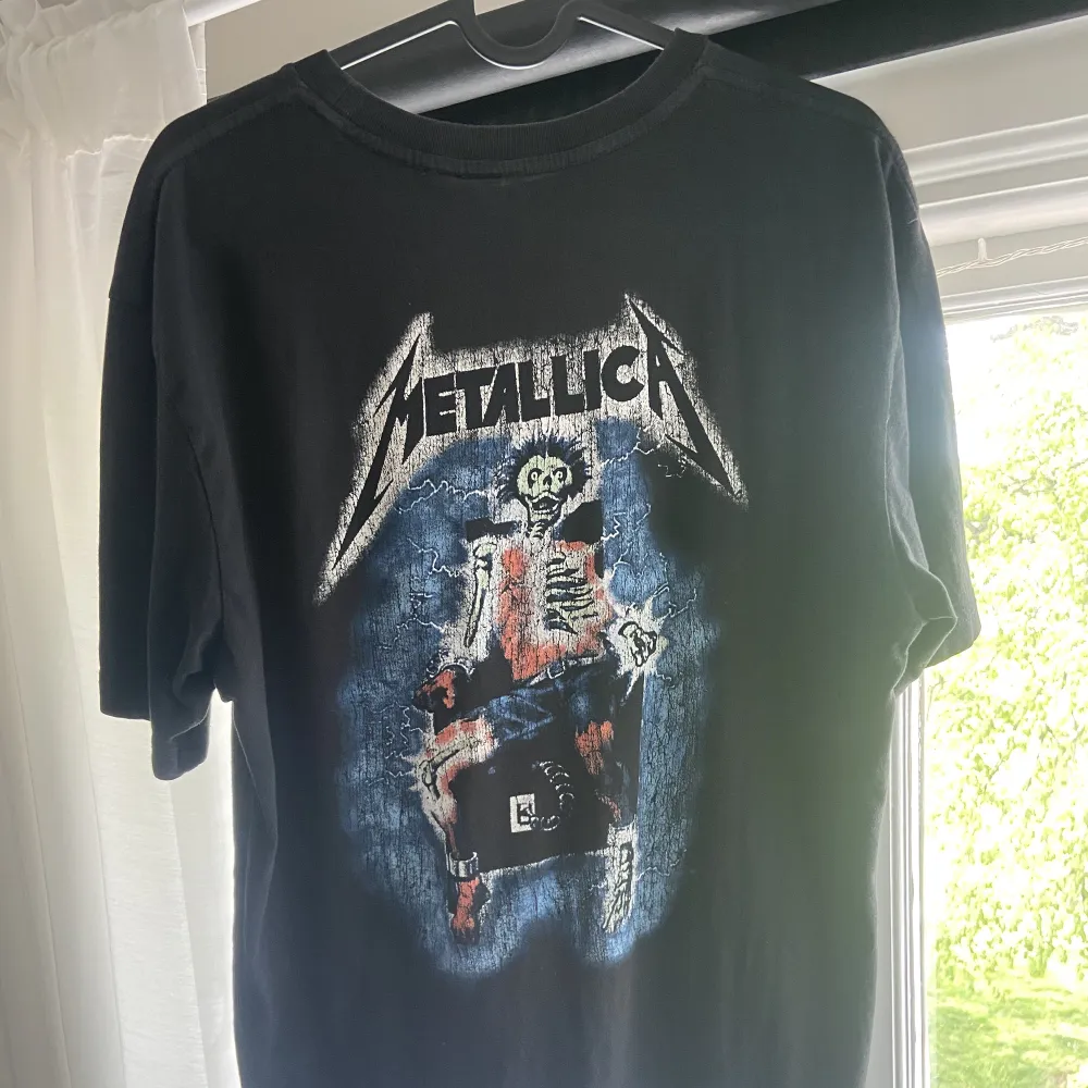 T-shirt från HM med Metallica tryck! Mycket snygg och görs inte längre . T-shirts.