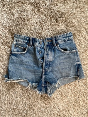 Jeansshorts  - Säljer dessa skitsnygga jeansshorts från zara 