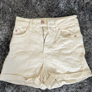 Jeansshorts beige  - Jeansshorts från stradivarius i strl 34, använda få gånger, jättefint skick 