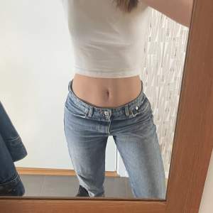 Snygga jeans från zara i rak modell, strl 38💗 nästan inte använda!