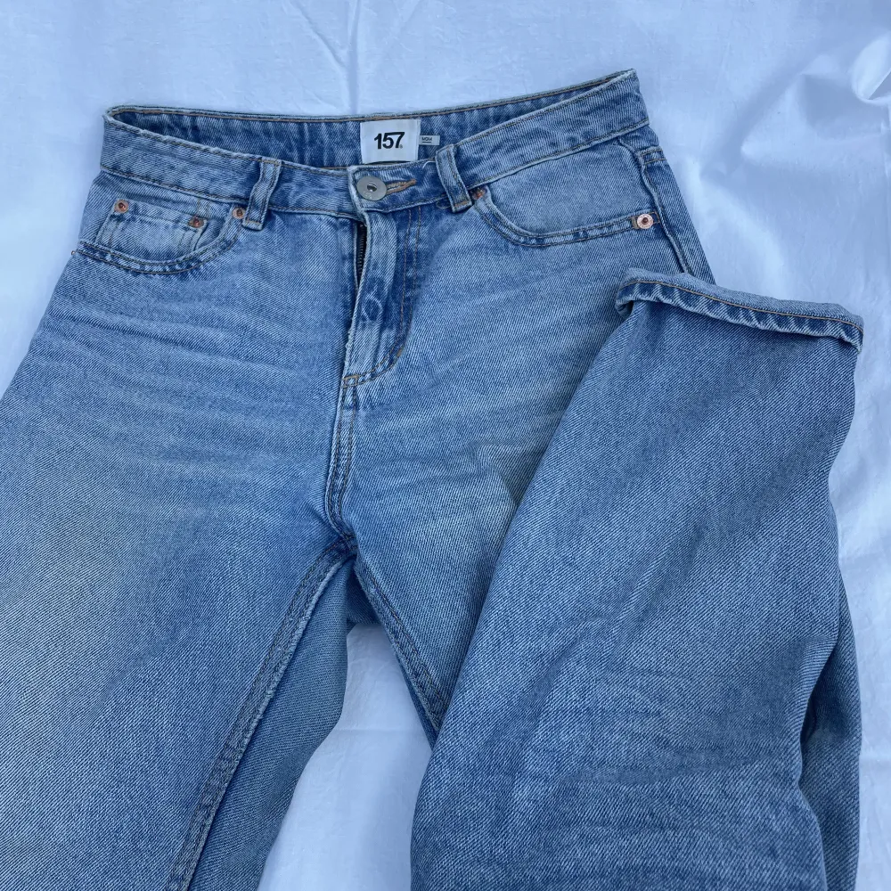Blåa denim jeans från lager157. Sitter förvånandsvärt bra, men kommer inte till användning längre. Går att vika ner💞Är storlek XS men funkar för mig som är S också. Jeans & Byxor.