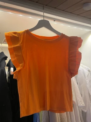 Orange topp från zara - Orange topp från zara endast använd 2 gånger. Storlek L men passar mig som vanligtvis har S/XS. Säljer för 40kr + frakt