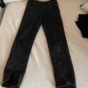 Svarta byxor med slits längst ner. - Bra skick.