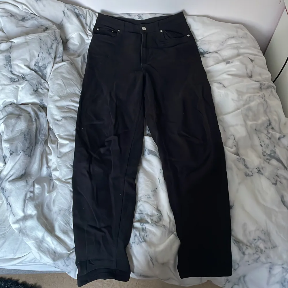 Svarta jeans från H&M i storlek 36. Jeans & Byxor.
