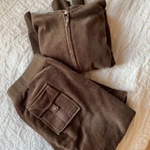 Juicy couture set - Inte äkta! Men skit snyggt set! Köpt från Aliexpress så storleken är som en S/M men det står XL  Köparen står för frakten🌸