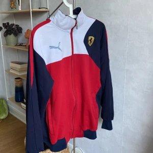 Snygg zip tröja😍 - Köpt vintage för ca. 600kr. Säljer pga inte min stil längre💞 Storlek XXL. Använd inte köp nu funktionen, köpare står för frakten💞