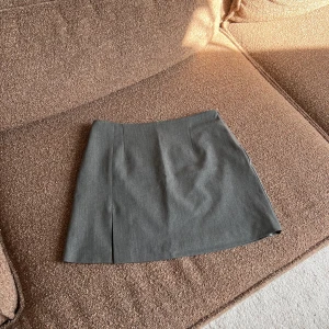 Djerf Avenue Must Have Mini Skirt Grey S - Storlek S. Använd ett par gånger, helt utan anmärkningar. Nypris 949kr. Säljes då den ej kommit till användning. Frakt tillkommer