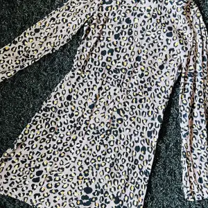 Långärmad klänning med leopardmönster från HM. Nyskick. Klänningen är lila.