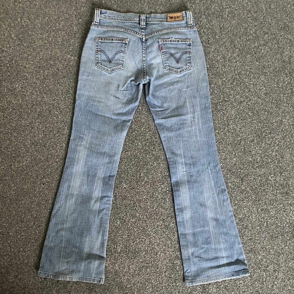 Säljer dessa populära och skitsnygga jeans från Levi’s! De är både lågmidjade o bootcut🙌få tecken på användning, pris går att diskutera. Midjemått: 72 Innerbenslängd: 74. Jeans & Byxor.