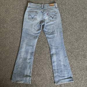 Säljer dessa populära och skitsnygga jeans från Levi’s! De är både lågmidjade o bootcut🙌få tecken på användning, pris går att diskutera. Midjemått: 72 Innerbenslängd: 74