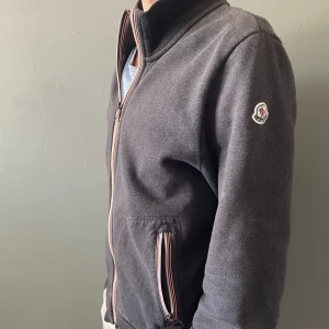 Moncler Cardigan  - Tjenare säljer min Moncler Maglia Cardigan nu när jag växt ur den. Skick 8/10, sparsamt använd utan några större anmärkningar. Storlek L men skulle säga att den passar bättre som M (min lillebror på bilen).
