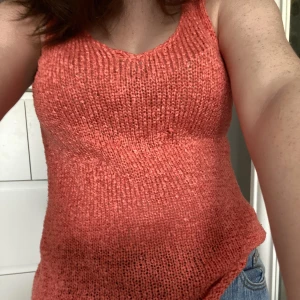 Somrig virkad topp - Fin virkad sommar-topp! Strl XS men passar Xs-M! 