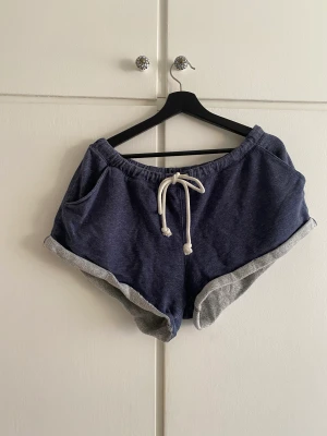 Korta mjukisshorts - Korta shorts i mjukismaterial. Mörkblåa tvättad färg. Fickor framtill. Storlek S  