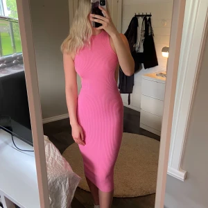 Rosa klänning - Säljer denna super fina klänning med öppen rygg, köpt här på plick. Säljer då den var för liten på mig 💗