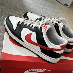 Nike dunks - Tjena! Säljer mina dunks pga att dom har blivit för små. Kan tänka mig att byta mot något som tex tröja eller en väst. Jag fraktar och jag kan mötas upp. Nypris 1299