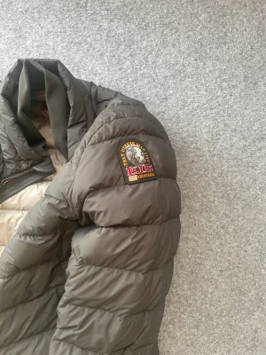 Parajumper - Äkta Parajumper jacka som är i god skick. Använd ett par gånger och och är väldigt skön jacka att ha på sig!