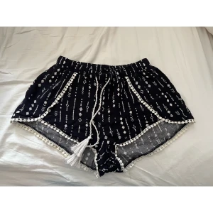 Shorts  - Mjuka sköna shorts från hm. Är mörkmarinblå nästan svart. I nyskick 