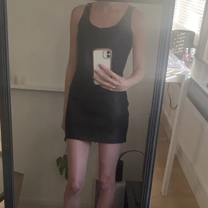 Svart festklänning  - Svart festklänning i skönt material.  Märke: Vero Moda Storlek: M