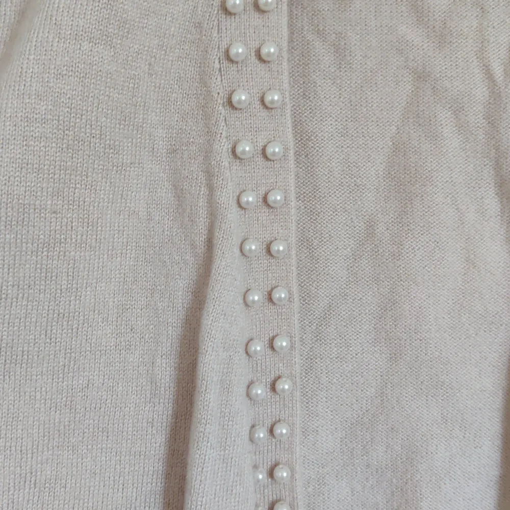 Fin tröja med pärlor från HM i strl XS, delvis mohair. . Tröjor & Koftor.
