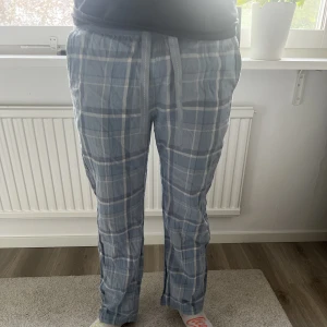 Pyjamasbyxor - Säljer mina pyjamasbyxor från Kappahl då dom blivit för korta på mig. Dom är i fint skick.
