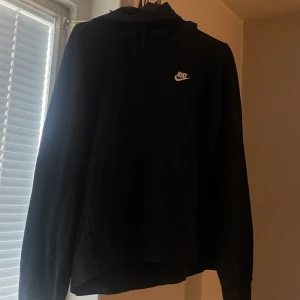 Nike hoodie - Nike hoodie i storlek M, använd ett fåtal gånger. Pris: 70kr