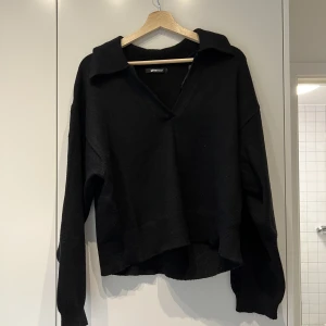 Svart stickad tröja  - Svart stickad tröja från Gina tricot, endast använd vid ett fåtal gånger, som ny!