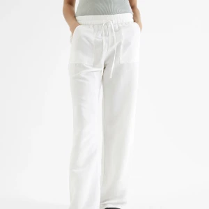 Vita linnebyxor - Vita linnebyxor från Kappahl. Superfint skick! Jag är 178 och de är långa på mig. Passar nog perfekt om du är ca 170-175. 200kr +frakt🤍🤍