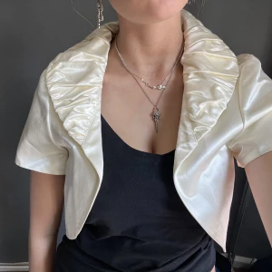Bolero - Säljer denna skit snygga bolero i satin 😍 st 40 men mer som S😍