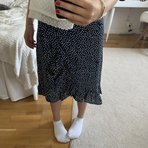 Kjol - En supersöt marinblå prickig kjol från ”Amelie&me”. Säljer då den är lite kort för mig men tänker att den kommer vara superfin på någon annan!!!🫶🏻💓Storleken är m men det finns knytband runt midjan så du kan ställa in den som du vill ha den!