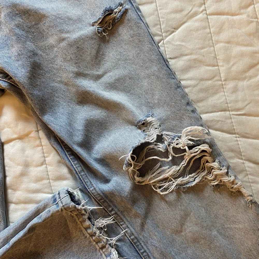 Jättefina ljusblåa mom jeans med hål  från Zara, strl 38. Köptes här på plick men tyvärr för små för mig. Ser ut å känns som nyskick! . Jeans & Byxor.