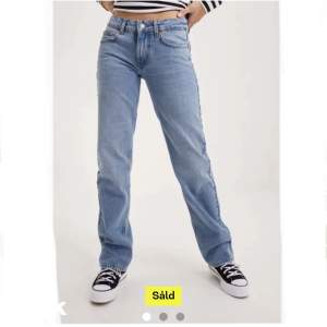 Lånade bilder  Säljer dessa zara jeans för att jag inte kan ha dom längre ❤️