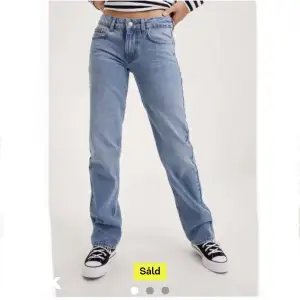 Lånade bilder  Säljer dessa zara jeans för att jag inte kan ha dom längre ❤️