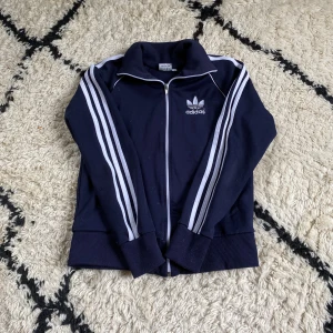 Adidas zip tröja - En mörkblå adidas zip tröja som jag knappt använd för den är för liten. Väldigt bra stick.