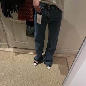 Jeans från Rodebjer i modellen Hall.  Helt oanvända med prislapp kvar, finns i butik idag.  Storlek: 25 Färg: Vintage blue  100% bomull  Nypris: 1795 kr