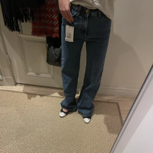 Rodebjer Hall jeans - Jeans från Rodebjer i modellen Hall.  Helt oanvända med prislapp kvar, finns i butik idag.  Storlek: 25 Färg: Vintage blue  100% bomull  Nypris: 1795 kr