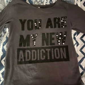 Grå tröja  - Grå tröja med en text. Finns inga hål eller slitna armar elelr något på tröjan den är precis som ny