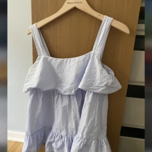 Zara volang topp - En ljusblå topp från zara i storlek S. Kan självklart skicka fler bilder ifall de önskas