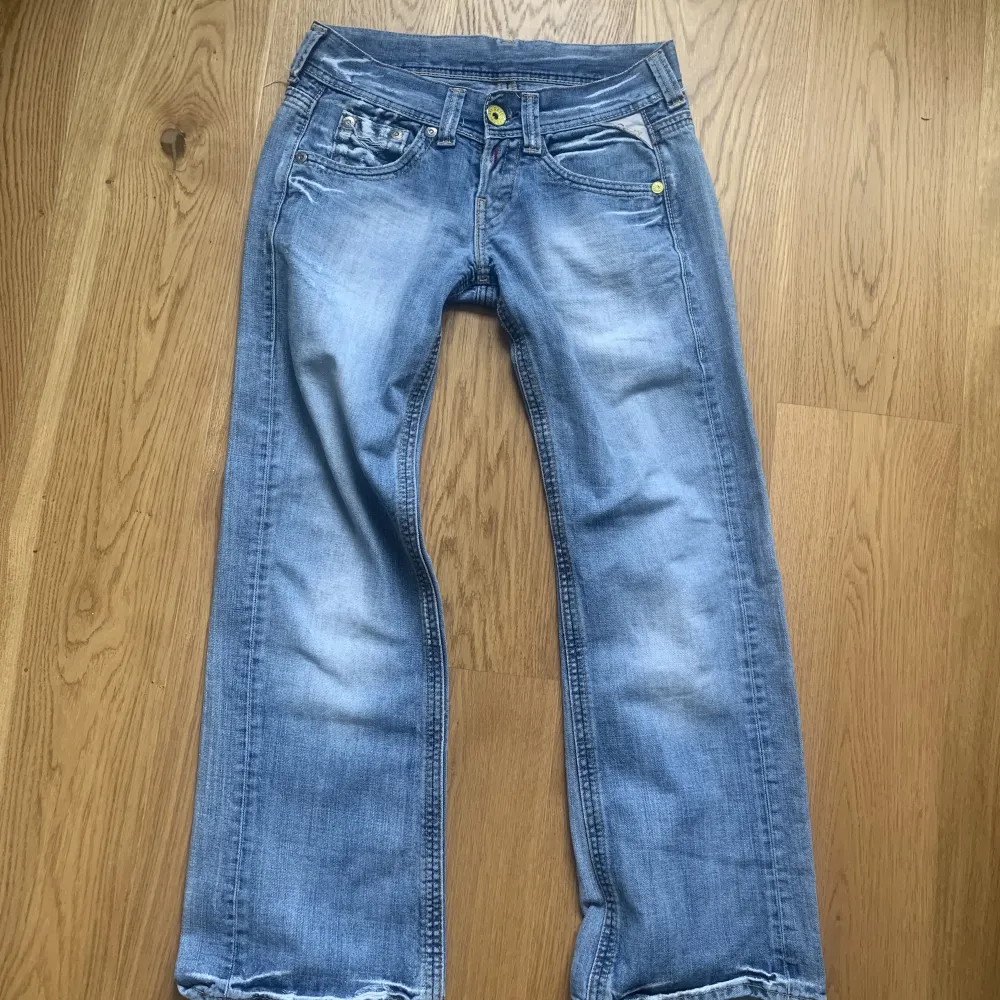 Lågmidjade vintage jeans, straight leg. Säljer då de är för stora för mig. Storlek w28/l32. Jeans & Byxor.