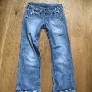 Lågmidjade vintage jeans, straight leg. Säljer då de är för stora för mig. Storlek w28/l32