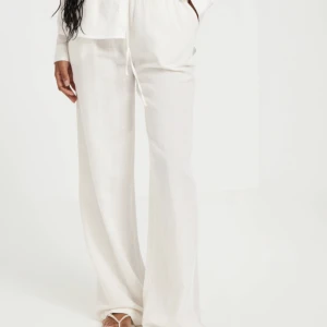 Linnebyxor Vit - Hej!  Säljer mina oanvända linnebyxor då det är något långa på mig som är 158💞nypris 399kr säljer för 100kr💞 Storlek 34