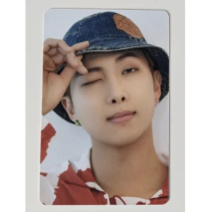 Bts RM Dicon Photocard - Säljer mitt officiella Bts RM Dicon Photocard då den kanske kan skänka glädje åt någon annan. Obs! Det är priset+ 15kr frakt. Tveka inte att höra av er om ni undrar något!<3