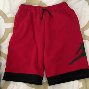 It’s a 6 month used shorts in a awesome condition very comfortable and can match it easy with clothes 