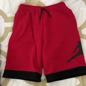 Jordan shorts - It’s a 6 month used shorts in a awesome condition very comfortable and can match it easy with clothes 